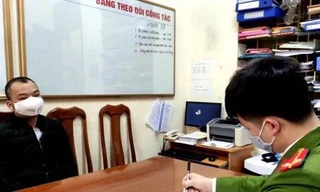 Đối tượng Y khai báo tại cơ quan công an Lạng Sơn .Ảnh: Nguyễn Thái