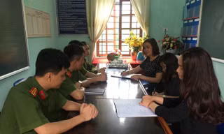 Công an huyện Cao Lộc làm việc với Ban giám hiệu Trường Tiểu học xã Thụy Hùng, làm rõ sự việc .Ảnh: TL
