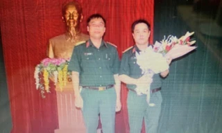 Đại tá Hoàng Văn Hữu (bìa phải) trưởng thành và có nhiều đóng góp cho lực lượng vũ trang Quân khu 1vaf Bộ CHQS tỉnh Cao Bằng .Ảnh: TL