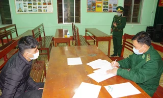 Đối tượng Hạnh (bìa trái) khai nhận tại cơ quan Biên phòng .Ảnh: V. Thượng 