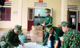 Lực lượng Biên phòng đưa hàng hóa nhập lậu về đơn vị tiến hành kiểm đếm, xử lý. Ảnh: Duy Chiến
