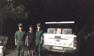 Đối tượng Dương (giữa) bị bắt quả tang vận chuyển hàng trăm kg pháo nổ trên xe ô tô tải .Ảnh: CB