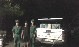 Đối tượng Dương (giữa) bị bắt quả tang vận chuyển hàng trăm kg pháo nổ trên xe ô tô tải .Ảnh: CB