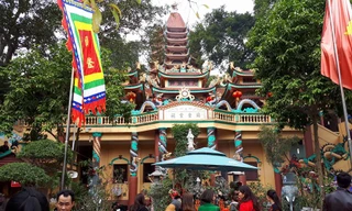 Đông đảo người dân thắp nhang tưởng nhớ những người ngã xuống trong cuộc chiến 1979