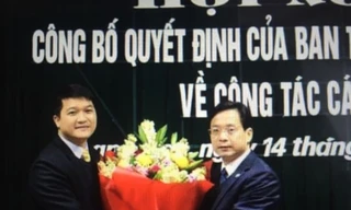 Lãnh đạo Tỉnh ủy tặng hoa chúc mừng ông Trịnh Tiến Duy (bìa trái) *ảnh: Thùy Linh 