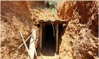 Những người đào vàng chui vào hang nhỏ rồi leo vào trong núi sâu để tìm của quý .Ảnh: TL