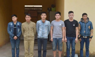 Nhóm đánh bạc và cổ vũ đánh bạc bị tạm giữ tại cơ quan công an Văn Lãng *ảnh: Duy Chiến