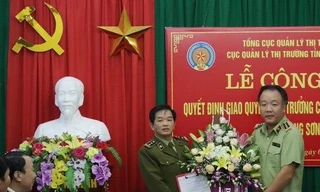 Lãnh đạo Tổng cục QLTT trao Quyết định Quyền cục trưởng cho ông Đặng Văn Ngọc .Ảnh: Thùy Linh