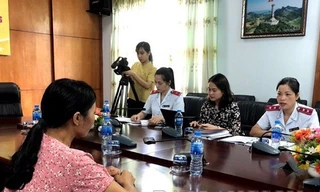 Bà H (bìa trái) nhận sai trái khi đăng tải bài viết quảng cáo trên trang cá nhân và chịu nộp phạt theo quy định .Ảnh: HV