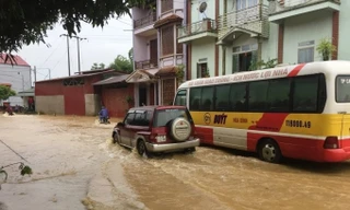 Sấm sét và mưa lớn gây thiệt hại nặng nề, tại các tuyến đường, khu phố ở huyện Hòa An, nước sâu đến 70cm, khó khăn trong việc sinh hoạt, đi lại .Ảnh: TL