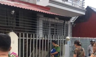 Lực lượng chức năng và người dân đứng trước cửa nhà có 2 thi thể chết bất thường nhiều hôm .Ảnh: DC