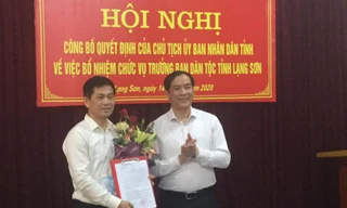 Phó Chủ tich UBND tỉnh Lạng Sơn Dương Xuân Huyên trao Quyết định, tặng hoa chúc mừng tân Trưởng ban dân tộc tỉnh Vi Minh Tú (bìa trái). Ảnh: Duy Chiến