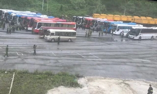 Gần 20 xe chở gần 400 tội phạm Trung Quốc chuẩn bị bàn giao cho phía bạn tập kết tại cửa khẩu Hữu Nghị .Ảnh: Duy Chiến