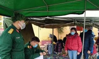 Lực lượng Quân y Lạng Sơn thăm khám cho các công dân vào nơi cách ly .Ảnh: Dương Nguyên