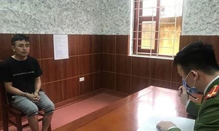 Đối tượng Quý (bìa trái) khai nhận hành vi tại cơ quan điều tra .Ảnh: H. Mỹ 