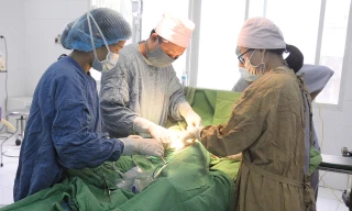 Các y, bác sỹ phẩu thuật lấy dị vật *ảnh: BV