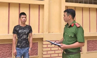 Đối tượng Thế (bìa trái) tại cơ quan công an .Ảnh: Minh Anh