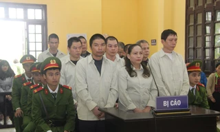 Bị cáo Vi Văn Thế (ngoài cùng bên phải) cùng các đồng phạm hầu tòa. Ảnh: Duy Chiến