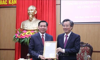 Ông Nguyễn Quang Dương, Ủy viên Ban chấp hành Trung ương Đảng, Phó Trưởng Ban Tổ chức Trung ương (phải) trao quyết định cho đồng chí Nguyễn Long Hải. Ảnh: TTXVN