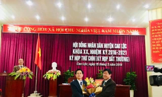 Ông Nguyễn Duy Anh (bìa trái) nhận hoa chúc mừng của lãnh đạo Huyện ủy Cao Lộc .Ảnh: Duy Chiến