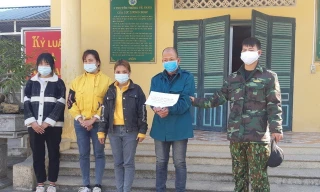 Lực lượng chức năng huyện Văn Lãng, Lạng Sơn lấy lời khai của đối tượng Lợi (ngoài cùng, bên phải) .Ảnh: V. Toàn 