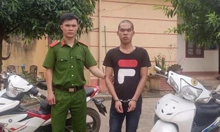 Đối tượng Thư (bìa phải) tại cơ quan điều tra .Ảnh: A. Khoa 