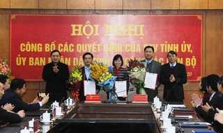Tân Phó chánh Văn phòng Tỉnh ủy, UBND tỉnh Cao Bằng nhận quyết định, hoa chúc mừng của lãnh đạo tỉnh .Ảnh: V. Tiệp