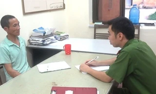 Đối tượng Dương Văn Mầu (bìa trái) khai nhận trước cơ quan điều tra *ảnh: CB