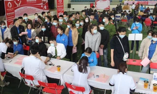 Đông đảo đoàn viên, thanh niên Bắc Kạn tham gia hiến máu .Ảnh: C. Luận 