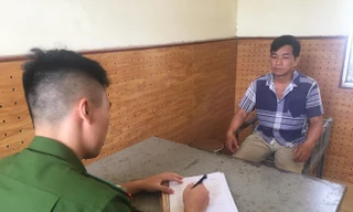 Đối tượng Thắng (phải) khai nhận hành vi trái pháp luật tại cơ quan công an .Ảnh: H. Nhung 