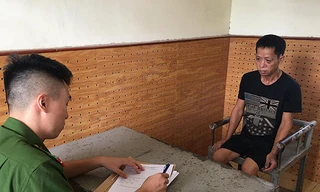 Đối tượng Dũng (biag phải) khai nhận hành vi tại cơ quan công an