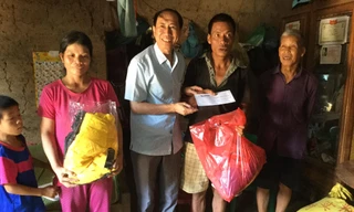 Gia đình ông Vi Văn Đàng- hộ nghèo đặc biệt khó khăn nhận quà, hỗ trợ của báo Tiền Phong .Ảnh: Duy Chiến