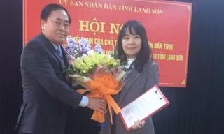 Lãnh đạo tỉnh Lạng Sơn trao quyết định, tặng hoa tân Phó giám đốc sở KH-ĐT tỉnh Lạng Sơn (bìa phải). Ảnh: Duy Chiến