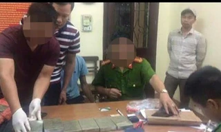 Hai đối tượng Thắng và Sơn bị bắt quả tang vận chuyển 10 bánh ma túy .Ảnh: Duy Chiến