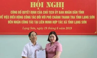 Ông Bế Mạnh Quân (bìa trái) nhận quyết định điều động của tỉnh Lạng Sơn .Ảnh: Phương Linh