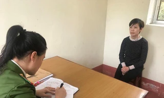 Thị Yến (bìa phải) khai nhận hành vi lừa đảo với cơ quan công an .Ảnh: TL