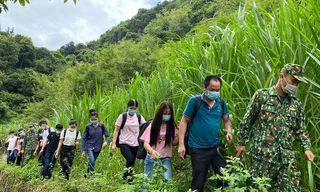 Đối tượng Quảng (bìa phải) khai nhận hành vi trốn lệnh truy nã tại cơ quan công an .Ảnh: N. My