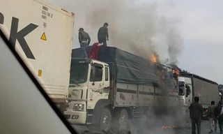 Đang ùn ứ trên quốc lộ, xe chở dưa hấu bỗng bốc cháy dữ dội 