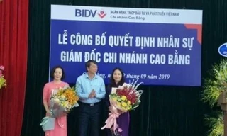 Lãnh đạo tỉnh Cao bằng tặng hoa chúc mừng bà Thùy Anh (bía trái) đảm nhiệm chức vụ GĐ Ngân hàng BIDV Cao Bằng và bà Phương Hồng được nghỉ hưu .Ảnh: PO