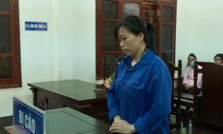 Bị cáo Cam Thị Cảnh ra tòa, lĩnh án .Ảnh: P.O