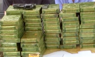 Bị bắt khi đi giao 24 bánh heroin và hàng nghìn viên ma túy tại bến xe