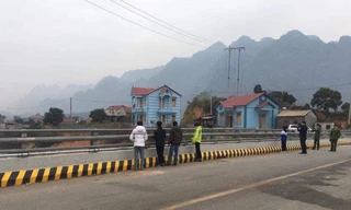 Xe ô tô của anh Lê Văn Nghĩa (thành phố Bắc Giang) bị ném vỡ kính chắn gió (ảnh do CA Lạng Sơn cung cấp)