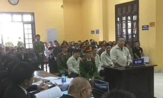 Bốn bị cáo ra tòa sáng hôm nay (18/11). Ảnh: Duy Chiến