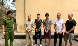 Các đối tượng đòi nợ tại cơ quan công an .Ảnh: Diệu Linh