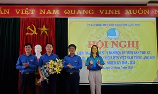 Anh Đoàn Thành Công (cầm hoa) cùng 2 tân Ủy viên Ủy ban Hội LHTN tỉnh Lạng Sơn nhận lời chúc mừng của lãnh đạo Tỉnh đoàn Lạng Sơn .Ảnh: Duy Chiến