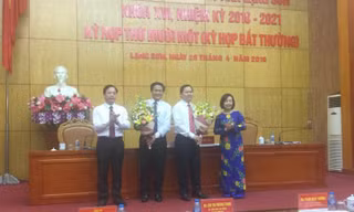 Ông Tô Hùng Khoa (thứ 2 từ trái sang) và ông Hoàng Văn Tài nhận hoa chúc mừng của lãnh đạo HĐND tỉnh Lạng Sơn .Ảnh: Duy Chiến 