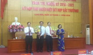 Ông Tô Hùng Khoa (thứ 2 từ trái sang) và ông Hoàng Văn Tài nhận hoa chúc mừng của lãnh đạo HĐND tỉnh Lạng Sơn .Ảnh: Duy Chiến 