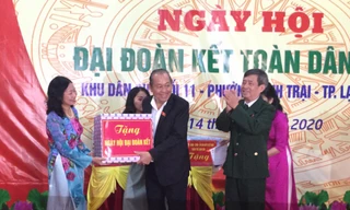 Phó thủ tướng Trương Hòa Bình (giữa) tặng quà cho nhân dân khối 11, phường Vĩnh Trại, TP Lạng Sơn .Ảnh: Duy Chiến 