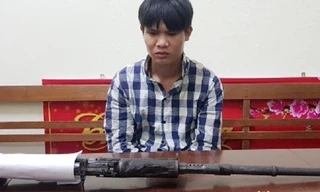 Đối tượng Dũng cùng tang vật tại cơ quan công an. Ảnh: V. Dũng 