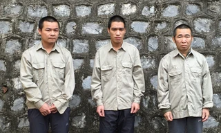 Ba đối tượng mua bán súng quân dụng tại cơ quan công an *ảnh: N.T